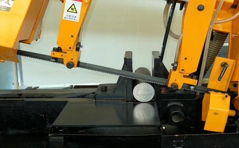 雷波数控带锯床自动送料精度会出现偏差吗？